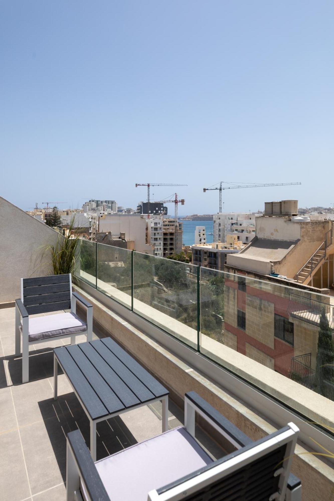 Modern 2Br Cosy Apartment With Large Terrace - Close To Manoel Island & Tigne Shopping Mall Sliema Exterior foto